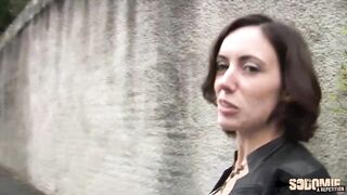 Elo, tiny coquine, se fait enculer en gangbang