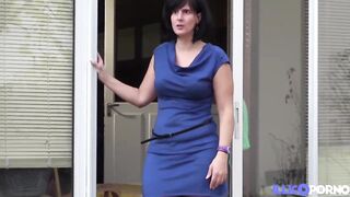 Aged brunette, Sophie is about to have casual sex with a new gardener, just for joy