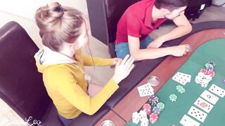 STRIP POKER Homemade - Je gagne mais il me DETRUIT quand meme la CHATTE avec sa GROSSE BITE