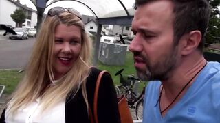 Die BBW Hausfrau an der Bushaltestelle abgeschleppt