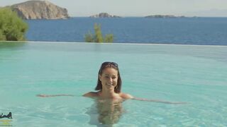 Melisa Mendini is posing bare in the swimming pool, in the middle of the day