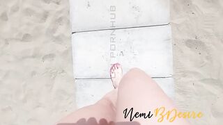 Moglie in suit al mare con il cazzo del bagnino più gustoso del marito cornuto sotto l'ombrellone