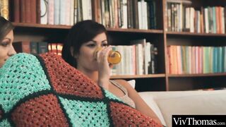 Lesbian makes her pretty girlfriend cum