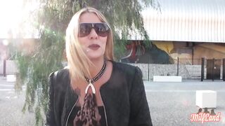 Tina, la milf golden-haired a enfin deux queues pour elle