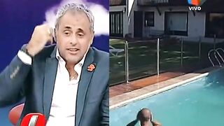 Vicky Xipolitakis en la pileta Intrusos