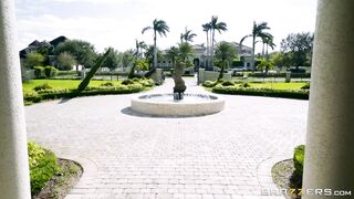 Brazzers - Bubble Ass Kelsi Monroe, Convinces the Haters her Butt is Real and Consummate