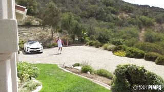 Hawt brunette, Gizelle Blanco gave a oral job to a pizza delivery chap, in advance of they had steamy sex