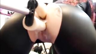Double Penetratioin with a Screwing Machine Lalin girl Large Booty