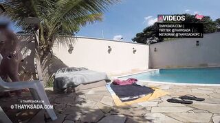 Hawt gal receiving the delivery dude and asking to put on sunscreen real video