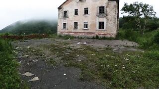 Walk around the horrible buildings with my hawt bbe