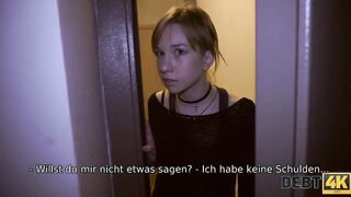 DEBT4k. Mann kommt zum russischen Schuldner und bohrt bald rasierte Muschi