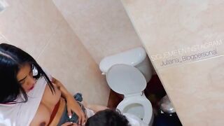 Students caught fucking hard in the school bath and he cums in her mouth ( INCREDIBLE AMATEUR VIDEO )