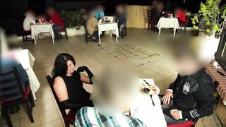 Public extrem! Geiler 3-er im Restaurant! Alexandra wett