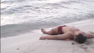 Gestrandeter Boy wird lebendig gefickt