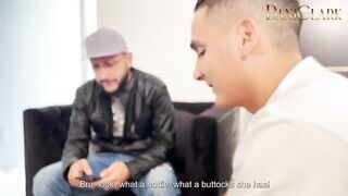 me follo a la esposa de mi'migo mientras el descansa en el sofa