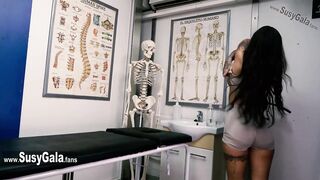 Hot pornstar model needs a fisio for relax her body with oil massage