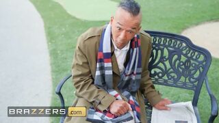 Brazzers - Chong Flashes His Dick At The Park & Ebony Mystique Becomes Excited When This Sweetheart Looks At It