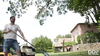 Sexually excited Siren Harmony Reigns Gets Covered In Cum After Banging The Garden Landscaper