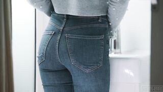 FITTING-ROOM Exclusive SQUIRTING clip with glamorous Eve Sweet wearing pantyhose