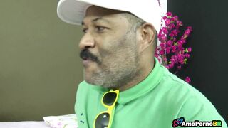 Stepfather uses his wife and stepdaughter as a way to lure his friend into not watching the national team game alone!