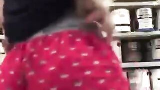 Teen gets caught flashing booty