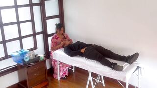 Client comes for facial & ends up screwing therapist till cumming on her boobs