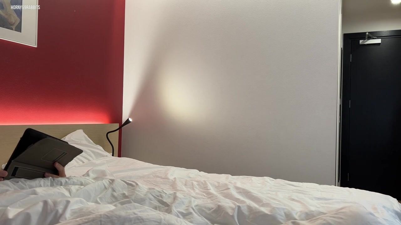 After skiing, stepmom shares daybed with stepson
