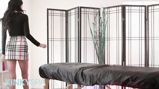 KINKY SPA - Jamie Michelle Lets Her Masseuse Pour Oil On Her Butt Then Licks Her Taut Cunt