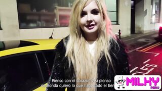 Hermosa rubia delgada acepta ir al hotel para una sesion de fotos sexy