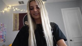 College Teen Makes a Big Penis Cum in Her Dorm Room!!