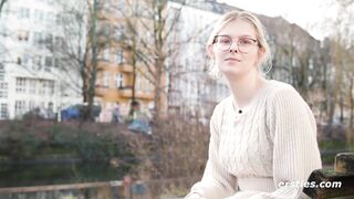 Ersties - Das süße Baby Ally kommt mit einem Sexspielzeug aus Glas