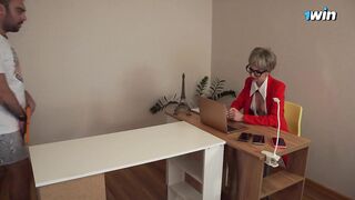 Голодная милфа начальница дала в жопу своему подчиненному (2 серия)