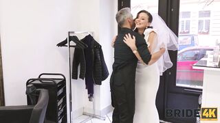 BRIDE4K. Hairdresser seduces hot bride in the wedding costume for a quick bang