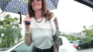 Je baise une MILF sur un parking et elle avale mon sperme - Marty&Wendy