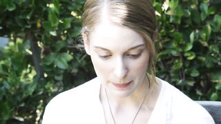 Lustful hotties have lesbian 3-some lick session in bed