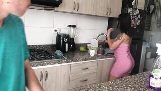 madrastra cachonda le gusta limpiar muy sexy