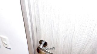 Sorprendo a mi vecina Pau rojas masturbándose en mi baño