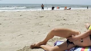 MILF makes stranger ejaculate with skillful handjob right on the beach