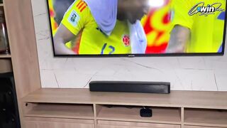 Mi'migo viene a mi casa para mirar fútbol, pero su verga están grande que terminamos follando,